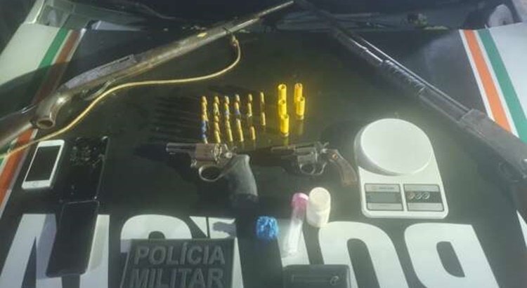 Homem quatro armas de fogo munições e drogas é preso em Boa Viagem